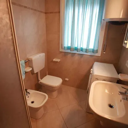 Lägenhet Two-bedroom Near Sea 3 *